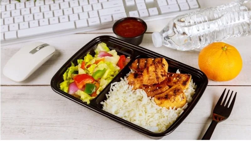 Descubra como as marmitas para home office podem transformar sua alimentação. Dicas práticas, receitas saudáveis e estratégias de planejamento para trabalhar melhor.