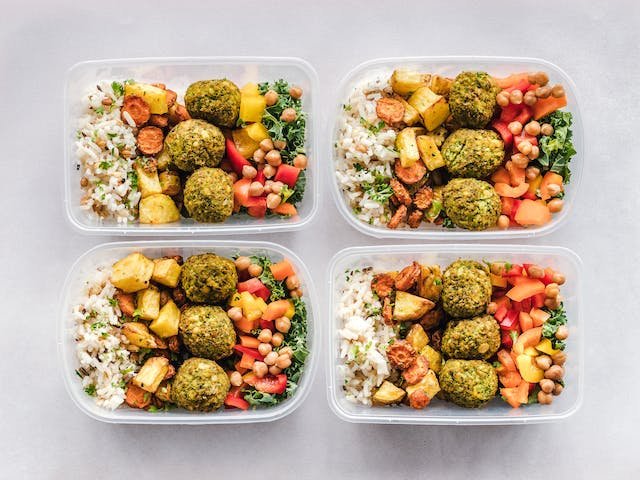 Descubra como criar um negócio lucrativo de marmitas fitness. Guia completo com receitas, precificação, marketing e estratégias de vendas.