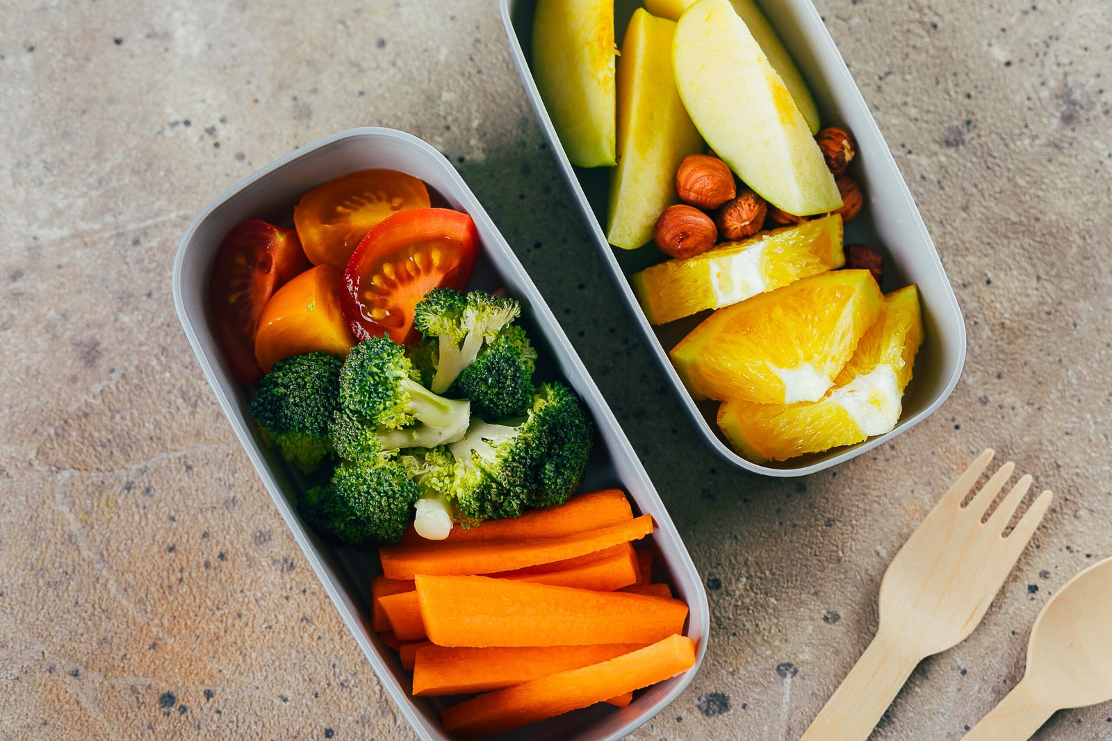 Marmita saudável com legumes frescos, frutas e castanhas. Opção prática e nutritiva para uma alimentação equilibrada no dia a dia.