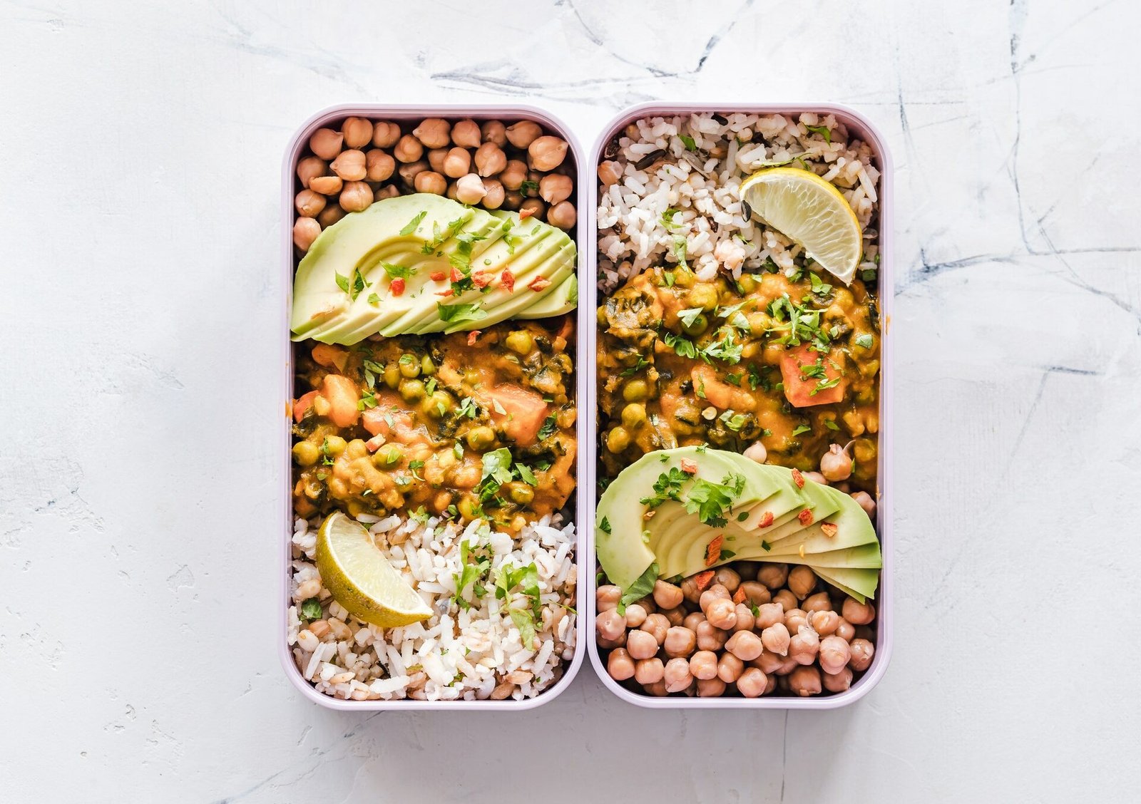 Descubra como preparar marmitas para vegetarianos e veganos com receitas práticas, dicas de planejamento e benefícios para saúde e meio ambiente.
