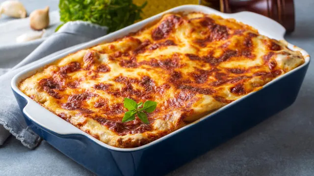 Aprenda a fazer lasanha de frango com legumes! Receita completa com vegetais frescos, dicas nutricionais e modo de preparo detalhado para uma refeição saudável.