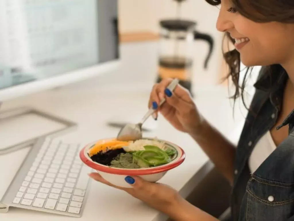 Descubra como as marmitas para home office podem transformar sua alimentação. Dicas práticas, receitas saudáveis e estratégias de planejamento para trabalhar melhor.