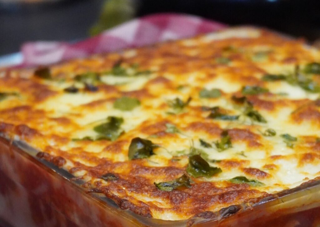 Aprenda a fazer lasanha de frango com legumes! Receita completa com vegetais frescos, dicas nutricionais e modo de preparo detalhado para uma refeição saudável.
